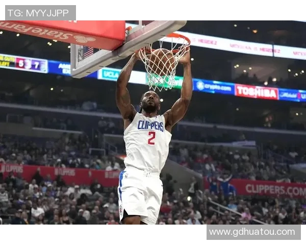 在NBA赛场偶遇足球明星的奇妙时刻与跨界交流的精彩瞬间 在NBA赛场偶遇足球明星的奇妙时刻与跨界交流的精彩瞬间