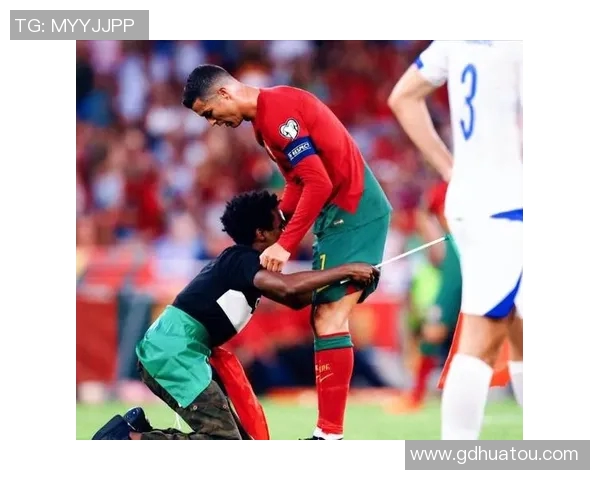 全球球迷热情拥抱足球明星展现体育无国界的魅力与激情 全球球迷热情拥抱足球明星展现体育无国界的魅力与激情