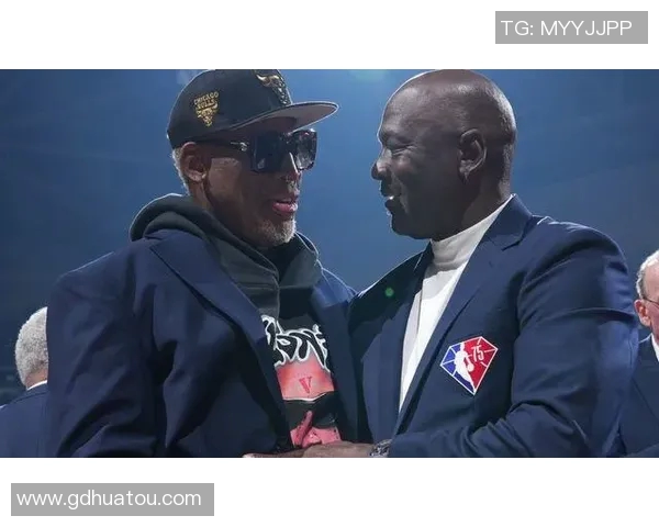 乔丹与足球明星同框合影展现体育传奇魅力与友谊的完美瞬间 乔丹与足球明星同框合影展现体育传奇魅力与友谊的完美瞬间