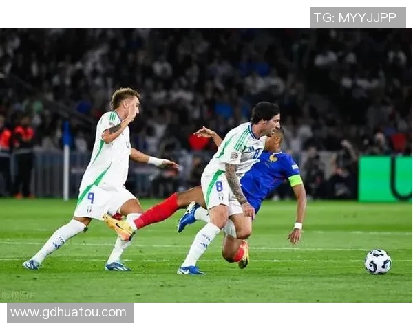 足球明星与木鸡的奇妙邂逅揭示了什么样的故事与情感