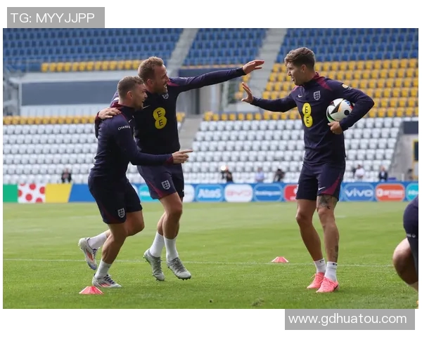 世界足球明星与小朋友温馨合影展现梦想与激情的瞬间